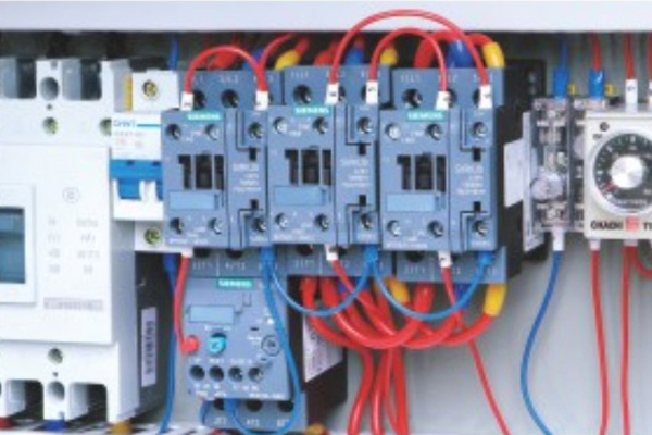 Электроприборы Siemens/Schneider, пневматика звезда-треугольник, обеспечивают безопасность машины.